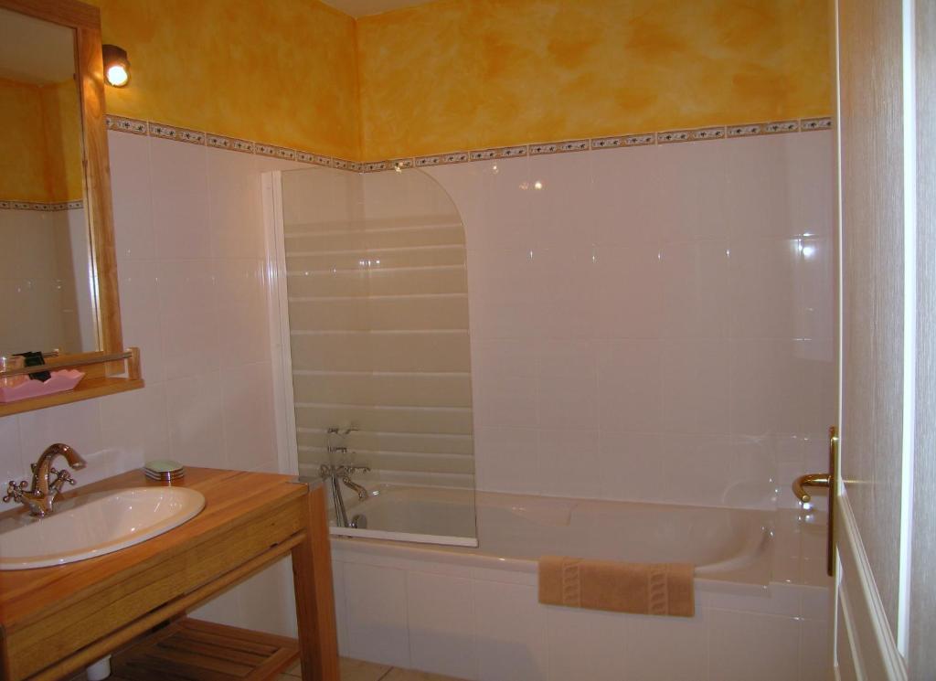 Hotel De La Barbacane Tiffauges Phòng bức ảnh