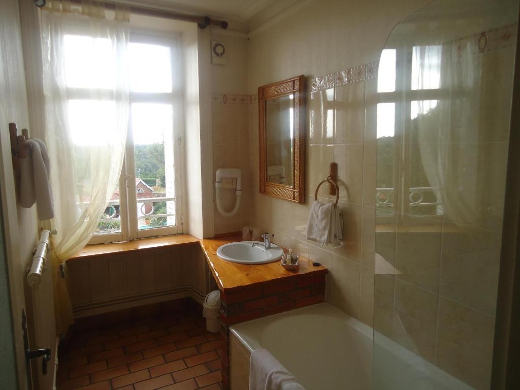 Hotel De La Barbacane Tiffauges Phòng bức ảnh
